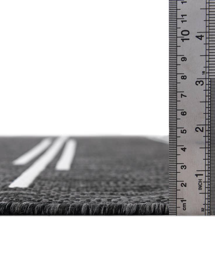 Detail image of 7' 10 x 10' Easy-Clean Modern Indoor / Outdoor Rug