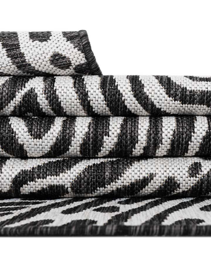 2' x 3' Easy-Clean Modern Indoor / Outdoor Rug