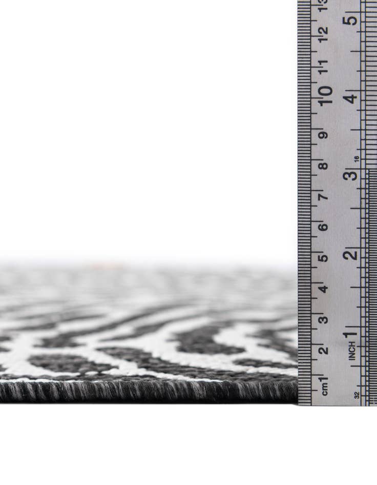 Detail image of 7' x 10' Easy-Clean Modern Indoor / Outdoor Rug