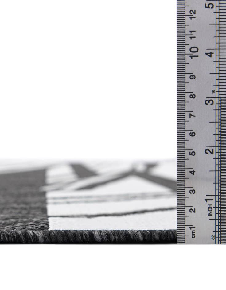 Detail image of 5' 3 x 8' Easy-Clean Modern Indoor / Outdoor Rug