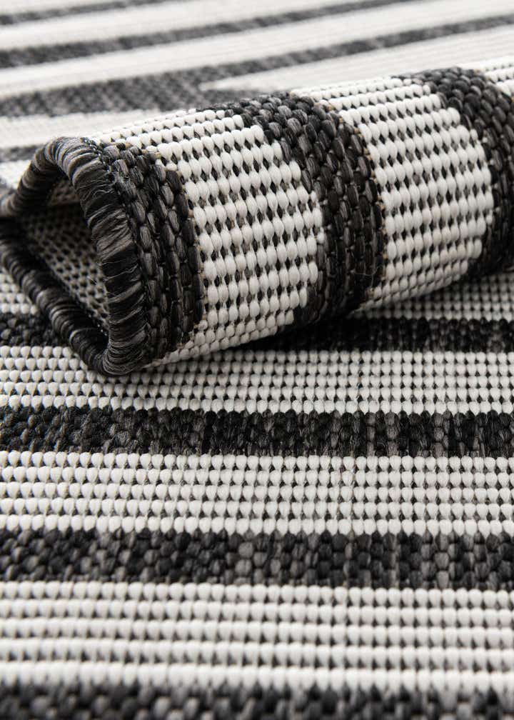 4' x 6' Easy-Clean Modern Indoor / Outdoor Rug