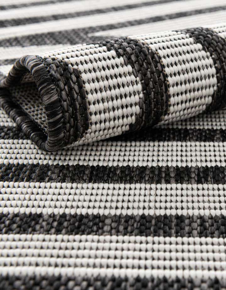 6' x 9' Easy-Clean Modern Indoor / Outdoor Rug