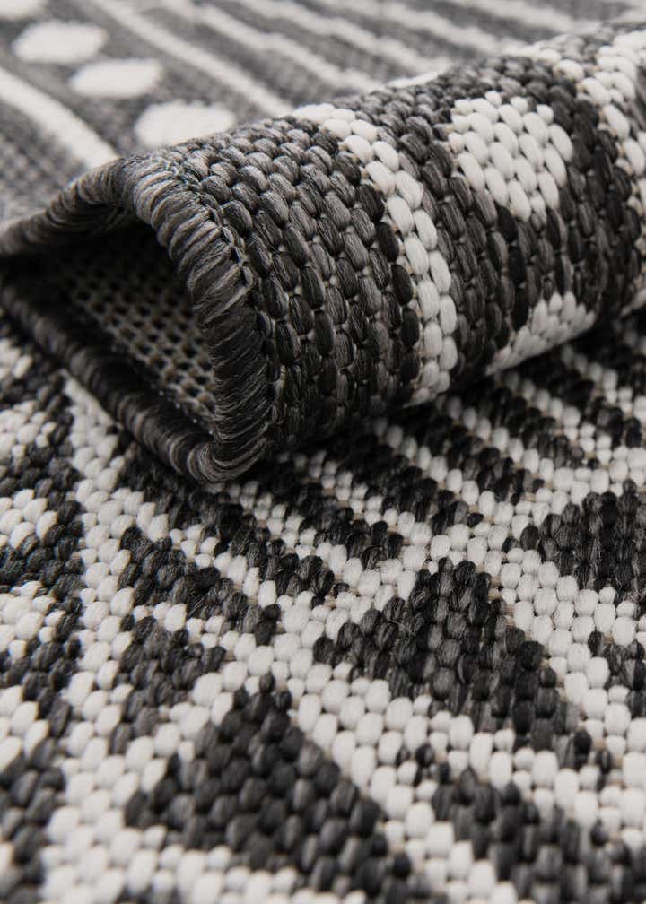 4' 1 x 6' 1 Easy-Clean Traditional Indoor / Outdoor Rug