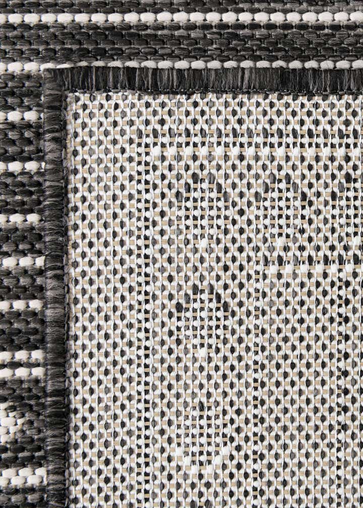 4' 1 x 6' 1 Easy-Clean Traditional Indoor / Outdoor Rug