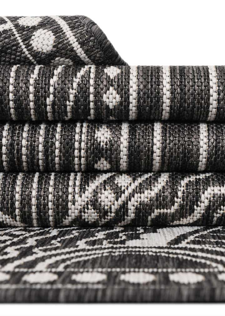 4' 1 x 6' 1 Easy-Clean Traditional Indoor / Outdoor Rug