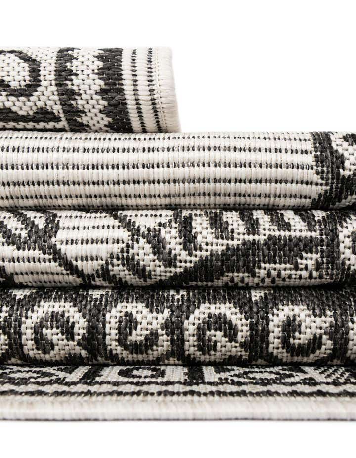 9' x 12' Easy-Clean Traditional Indoor / Outdoor Rug