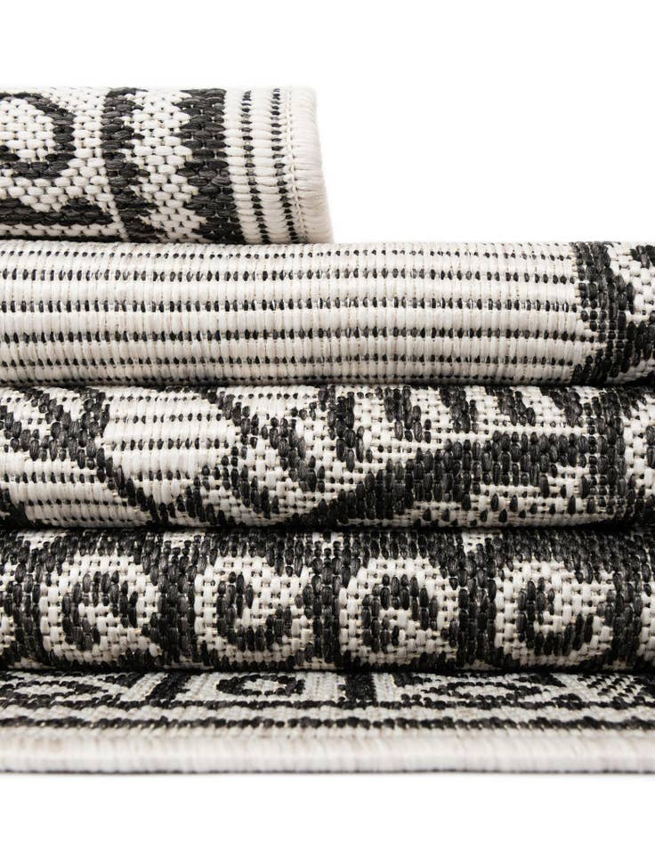 Detail image of 9' x 12' Easy-Clean Traditional Indoor / Outdoor Rug
