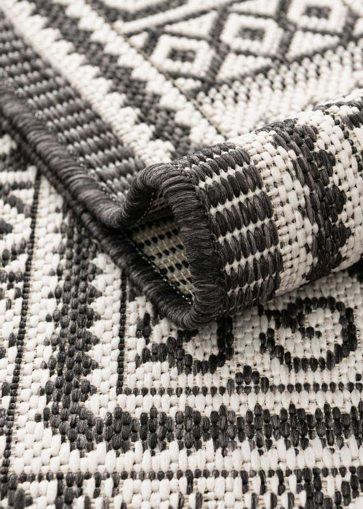 4' x 6' Easy-Clean Traditional Indoor / Outdoor Rug