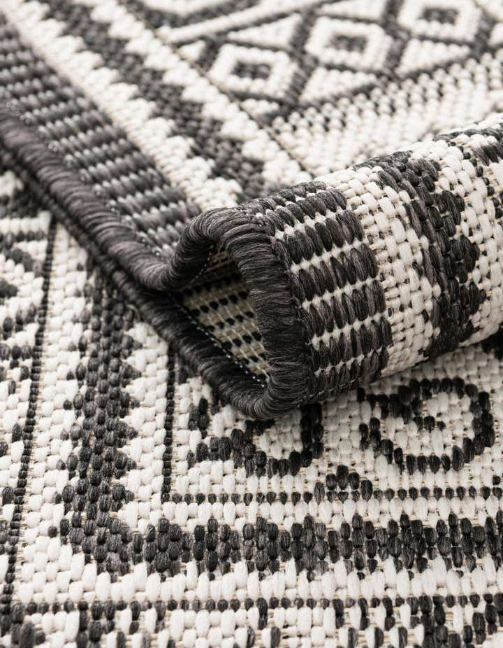 5' 3 x 7' Easy-Clean Traditional Indoor / Outdoor Rug