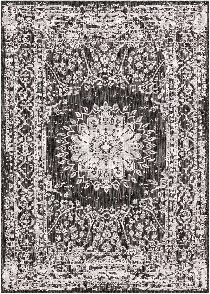 4' x 6' Easy-Clean Traditional Indoor / Outdoor Rug