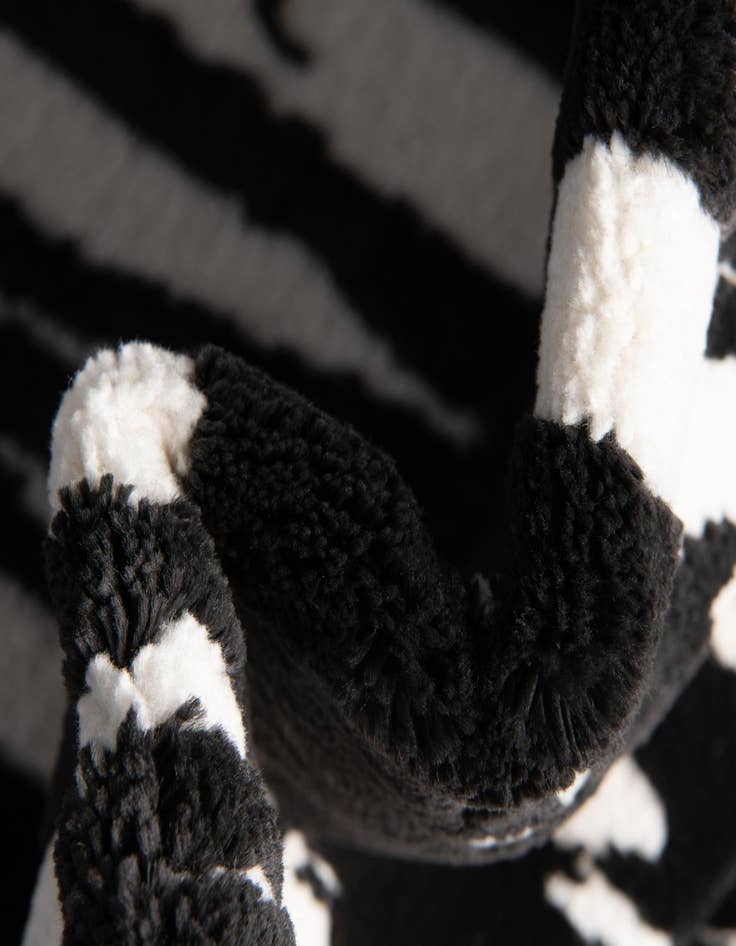 Detail image of 7' 10 x 10' Vince Camuto Rug