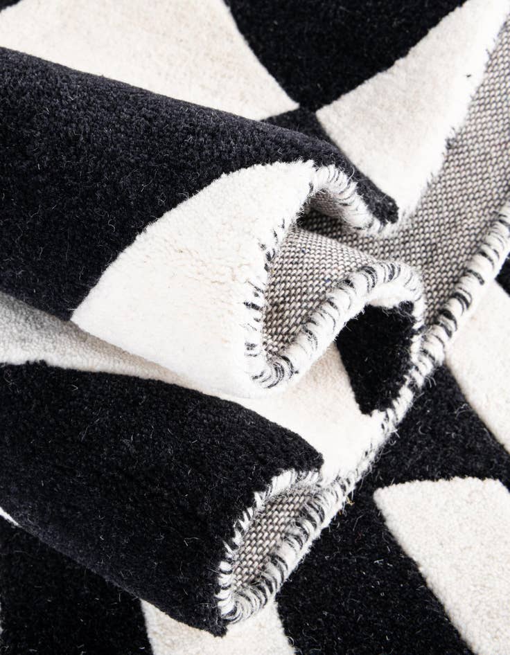 Detail image of 5' 1 x 8' Vortex Wool Rug