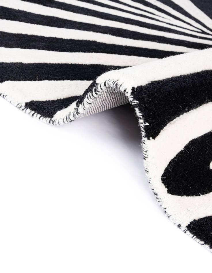Detail image of 4' 1 x 6' 1 Vortex Wool Rug