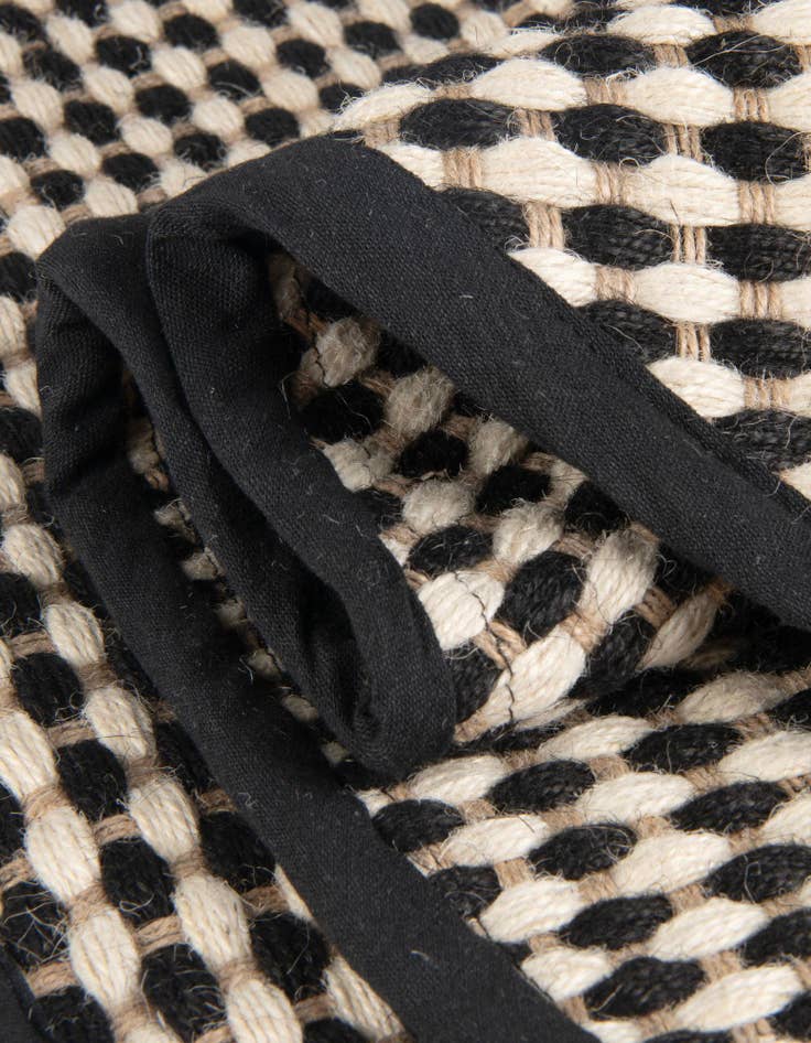 Detail image of 7' 10 x 7' 10  Hand Woven Laurel Handwoven Jute Round Rug