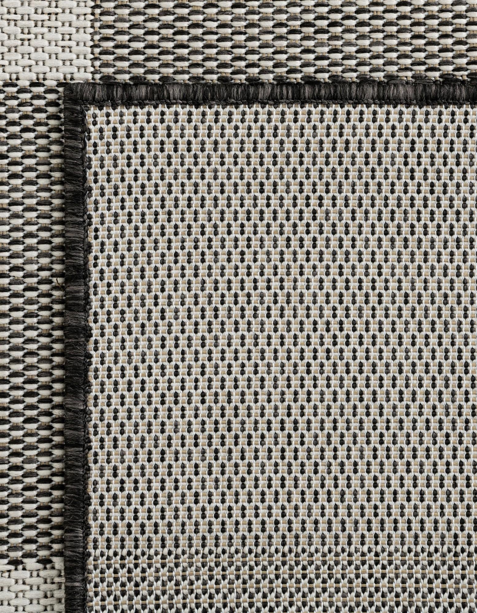 6' x 6' Easy-Clean Checkered Indoor / Outdoor Round Rug