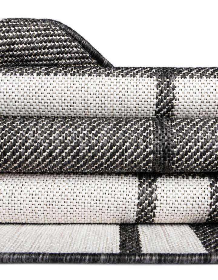 7' 10 x 7' 10 Easy-Clean Checkered Indoor / Outdoor Round Rug