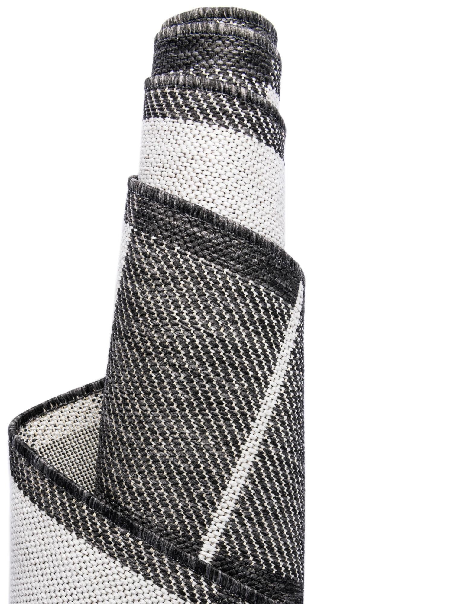 7' 10 x 7' 10 Easy-Clean Checkered Indoor / Outdoor Round Rug