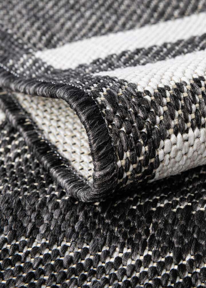 6' x 6' Easy-Clean Checkered Indoor / Outdoor Round Rug