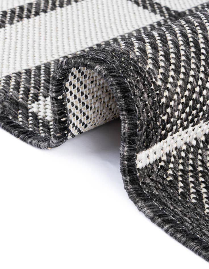Detail image of 7' 10 x 7' 10 Easy-Clean Checkered Indoor / Outdoor Round Rug