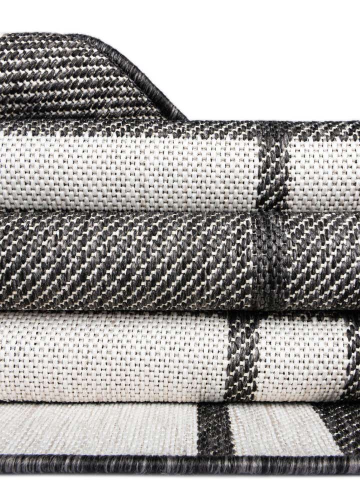 6' x 6' Easy-Clean Checkered Indoor / Outdoor Round Rug