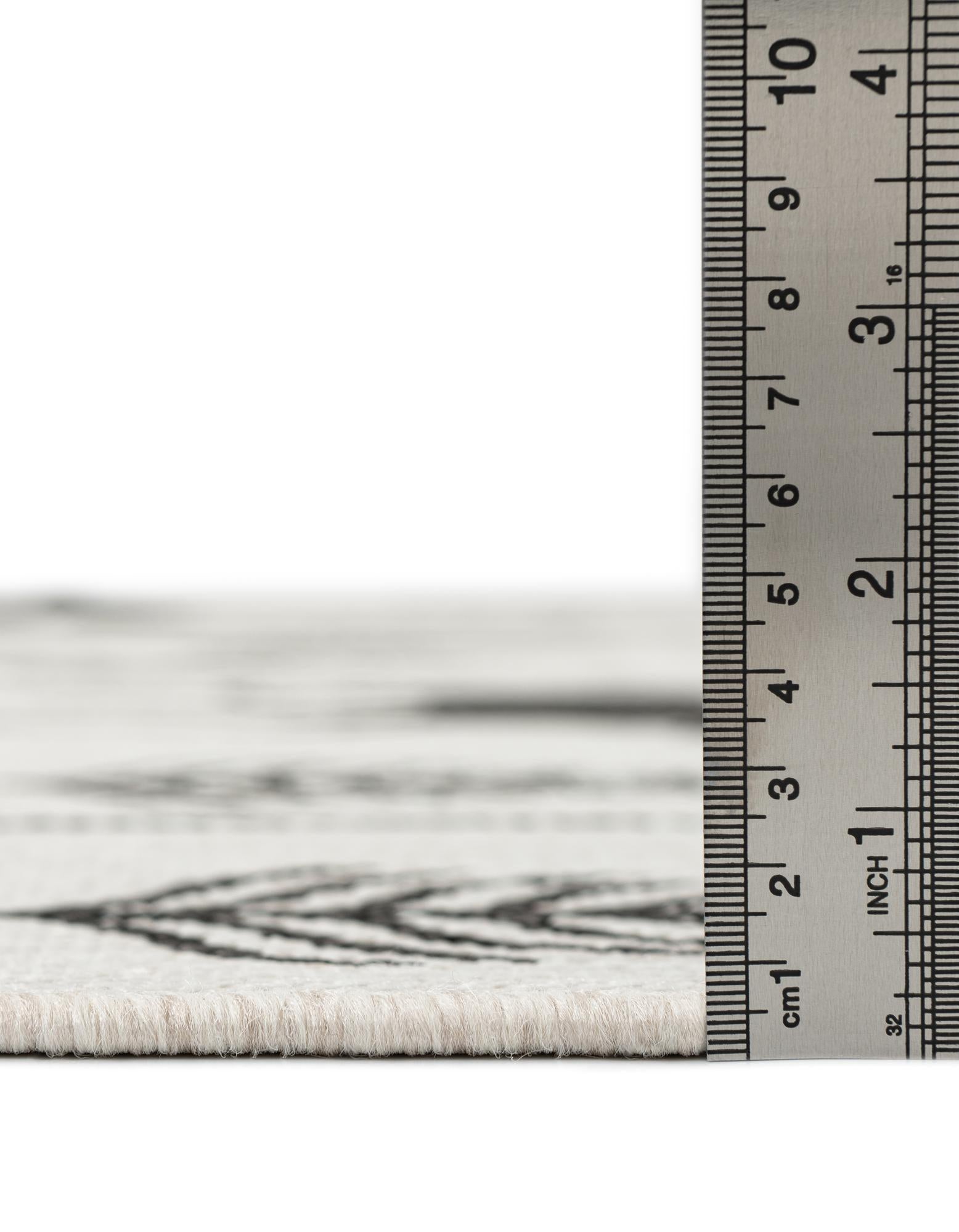 7' 10 x 7' 10 Easy-Clean Holiday Indoor / Outdoor Round Rug