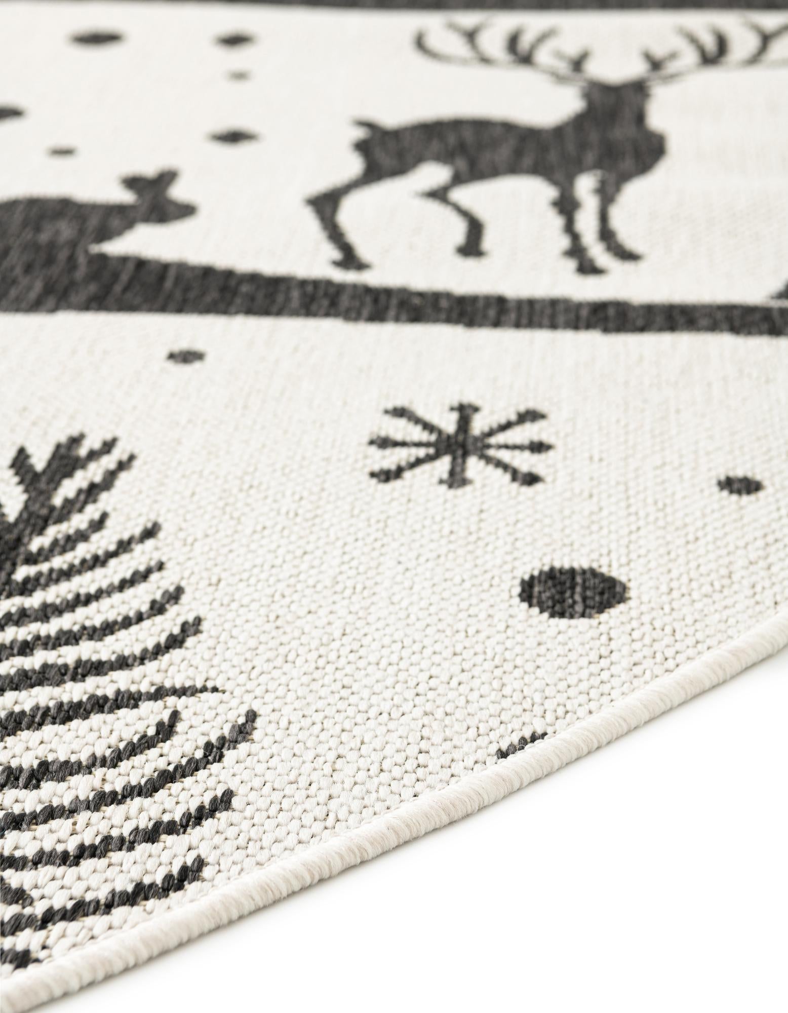 7' 10 x 7' 10 Easy-Clean Holiday Indoor / Outdoor Round Rug