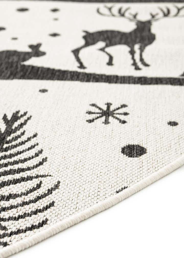 7' 10 x 7' 10 Easy-Clean Holiday Indoor / Outdoor Round Rug