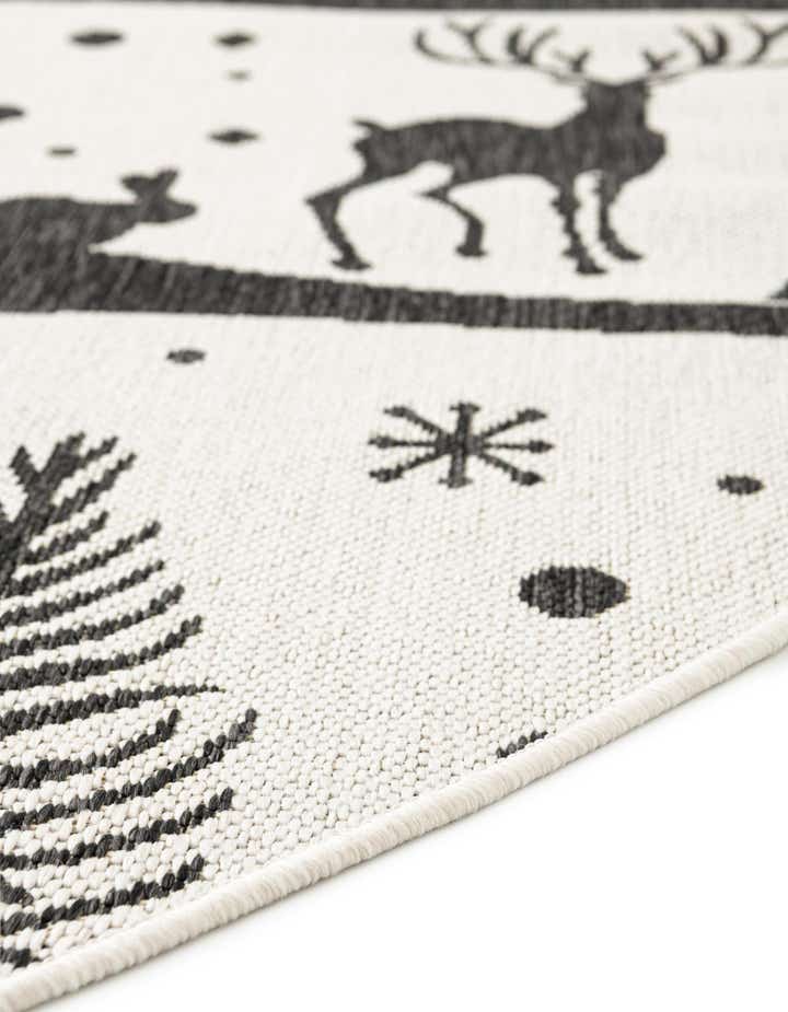 7' 10 x 7' 10 Easy-Clean Holiday Indoor / Outdoor Round Rug
