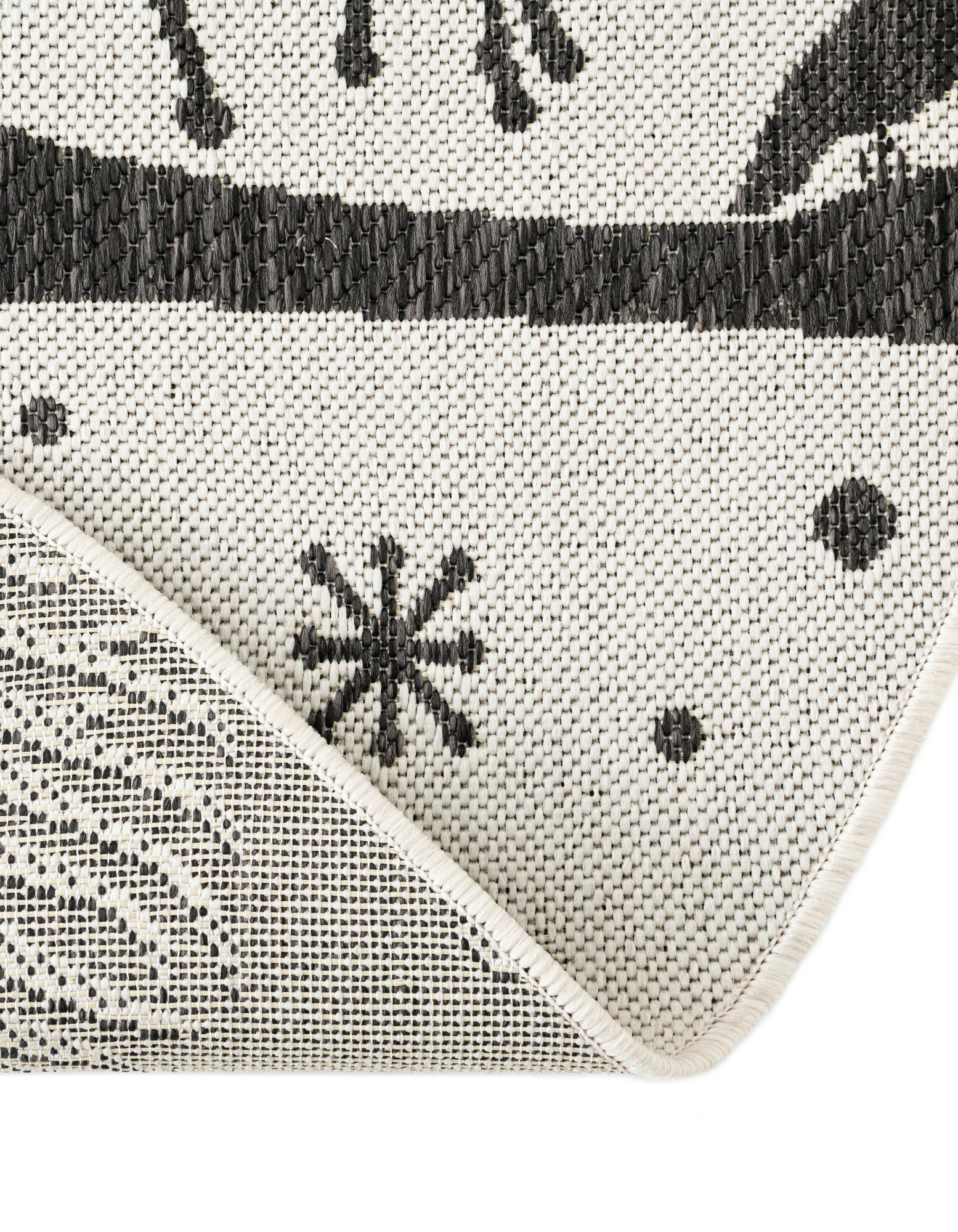 7' 10 x 7' 10 Easy-Clean Holiday Indoor / Outdoor Round Rug