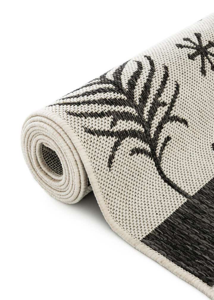 7' 10 x 7' 10 Easy-Clean Holiday Indoor / Outdoor Round Rug