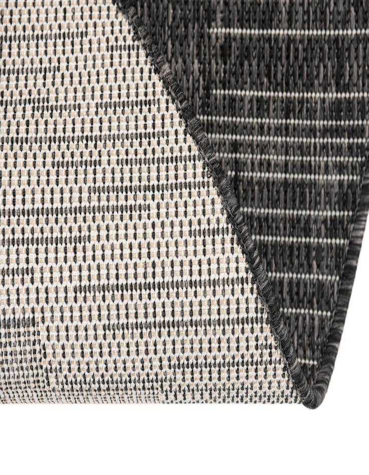 Detail image of 5' 2 x 5' 4 Washable Modern Indoor / Outdoor Round Rug