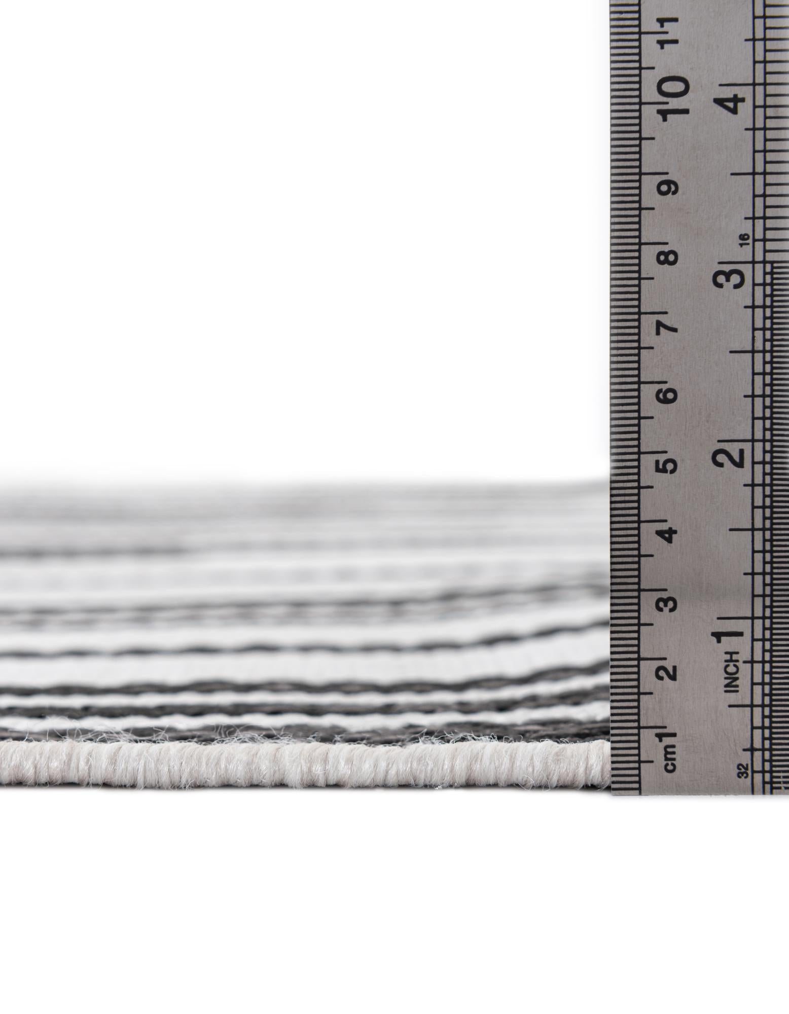 7' 10 x 7' 10 Easy-Clean Modern Indoor / Outdoor Round Rug