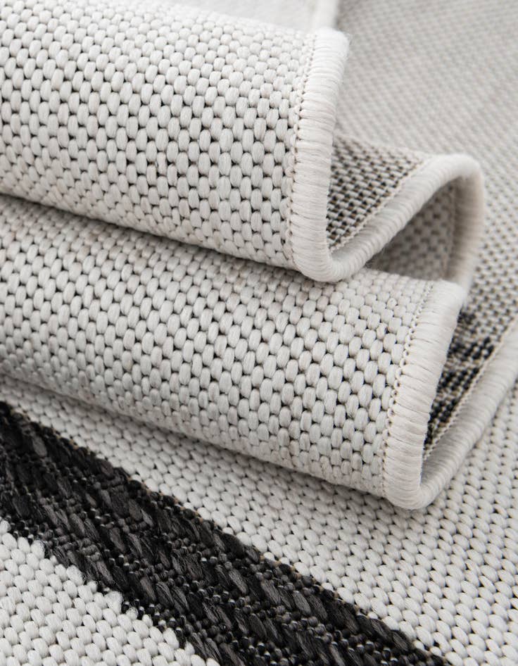 Detail image of 4' x 4'  Washable Modern Indoor / Outdoor Round Rug