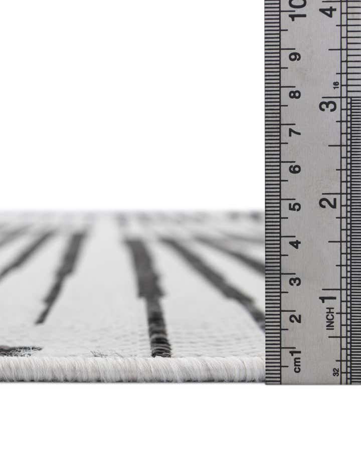7' 10 x 7' 10 Easy-Clean Modern Indoor / Outdoor Round Rug