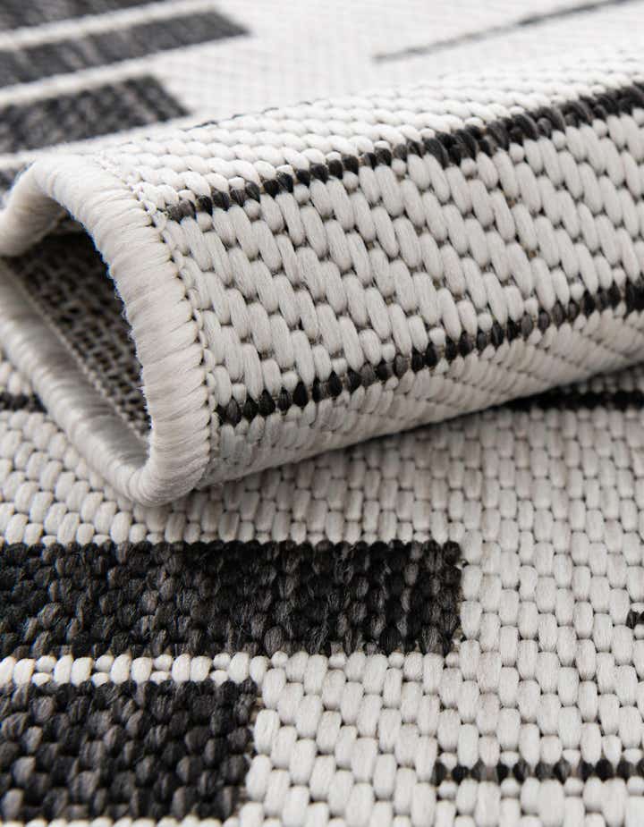 7' 10 x 7' 10 Easy-Clean Modern Indoor / Outdoor Round Rug