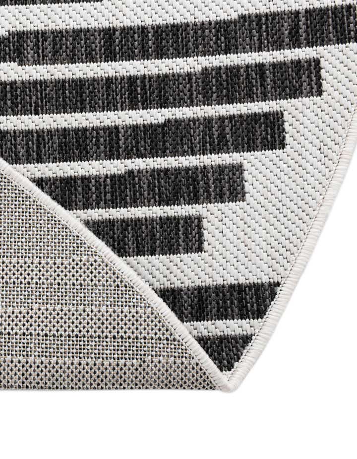 7' 10 x 7' 10 Easy-Clean Modern Indoor / Outdoor Round Rug