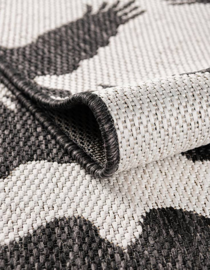 Detail image of 7' 10 x 7' 10 Easy-Clean Modern Indoor / Outdoor Round Rug