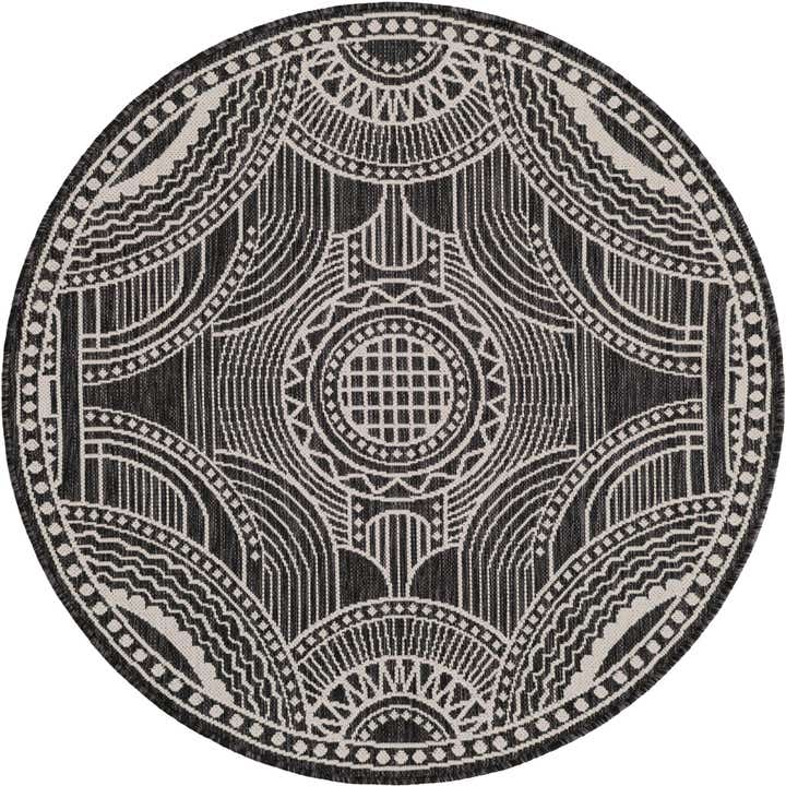 4' 1 x 4' 1 Easy-Clean Traditional Indoor / Outdoor Round Rug