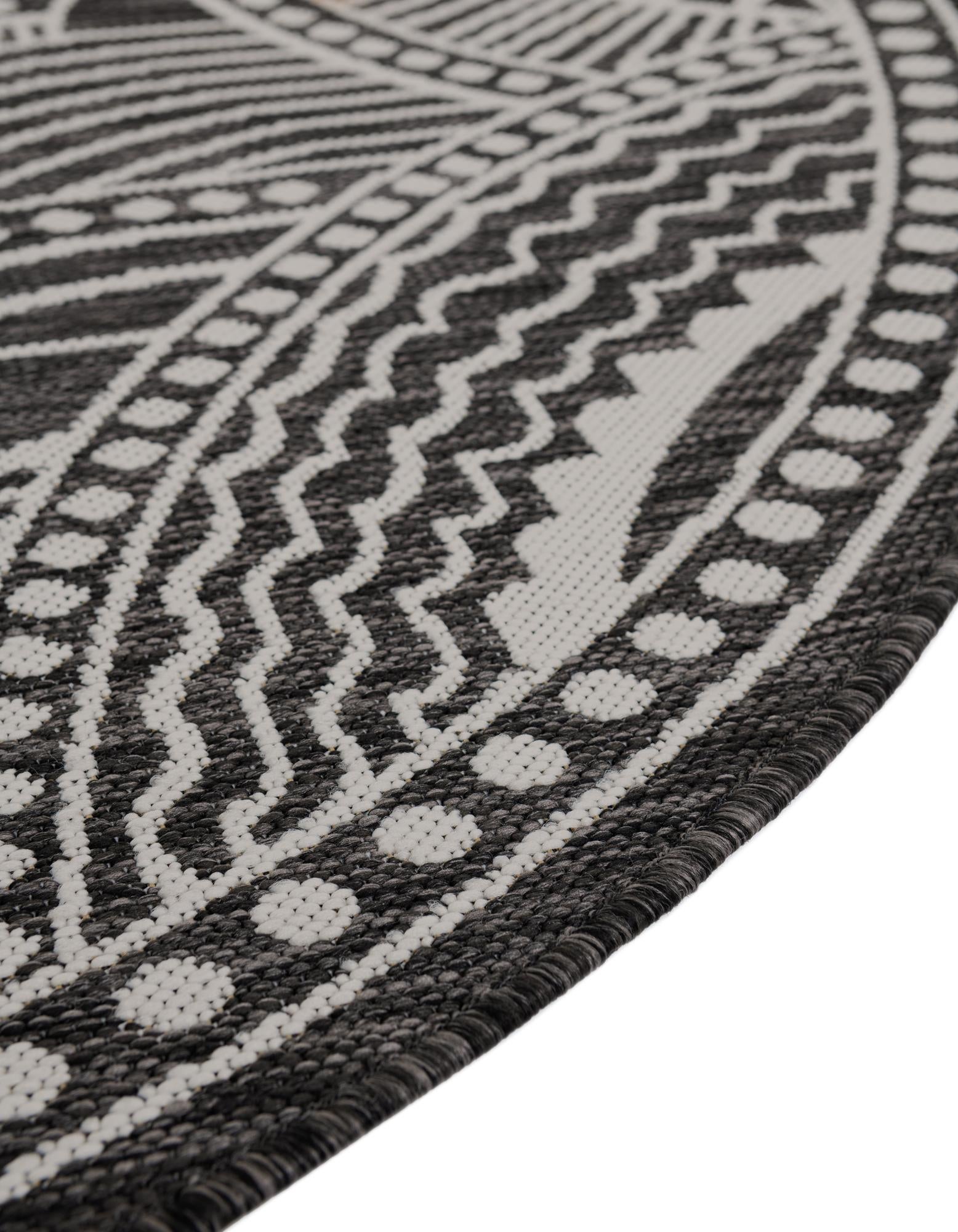 7' 10 x 7' 10 Easy-Clean Traditional Indoor / Outdoor Round Rug