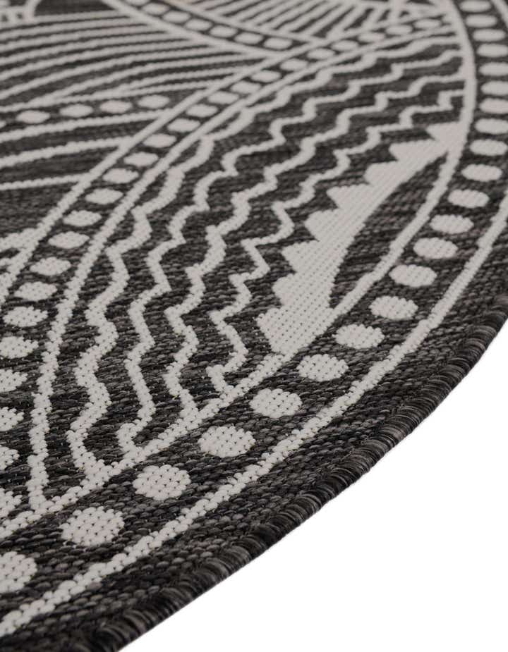 7' 10 x 7' 10 Easy-Clean Traditional Indoor / Outdoor Round Rug