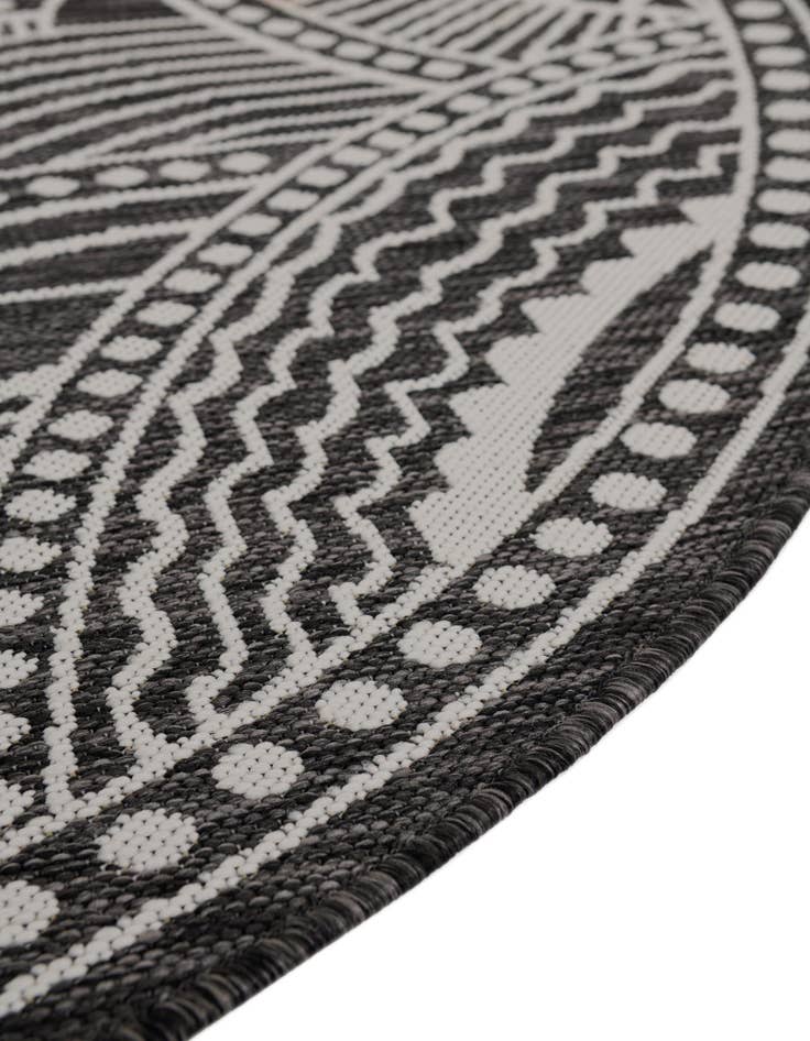 Detail image of 7' 10 x 7' 10 Easy-Clean Traditional Indoor / Outdoor Round Rug