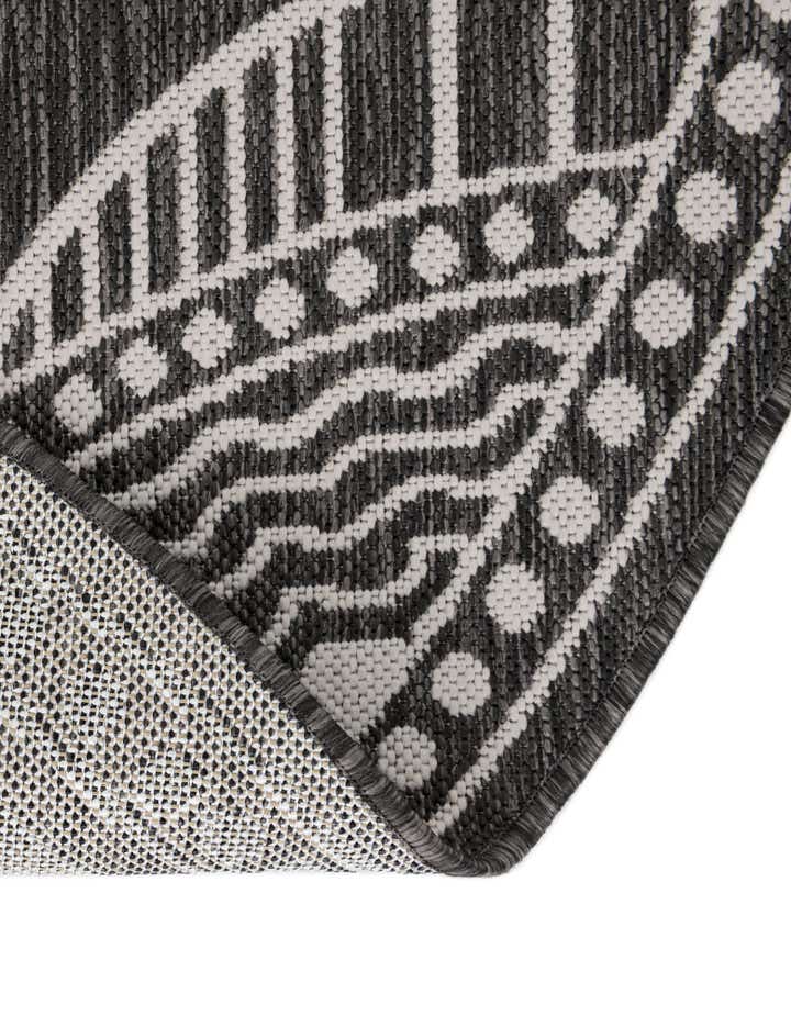 7' 10 x 7' 10 Easy-Clean Traditional Indoor / Outdoor Round Rug