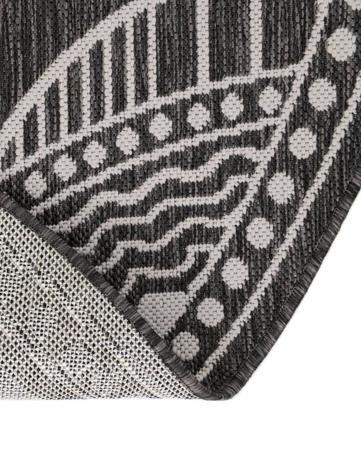 Detail image of 7' 10 x 7' 10 Easy-Clean Traditional Indoor / Outdoor Round Rug