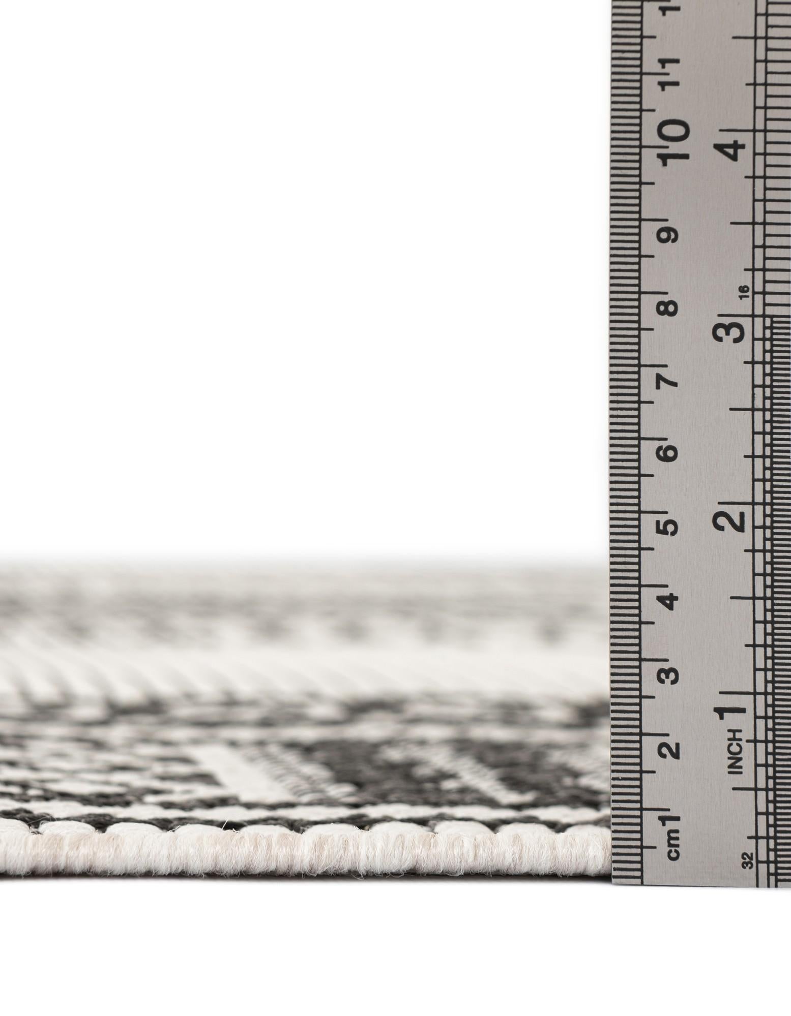 6' x 6' Easy-Clean Traditional Indoor / Outdoor Round Rug