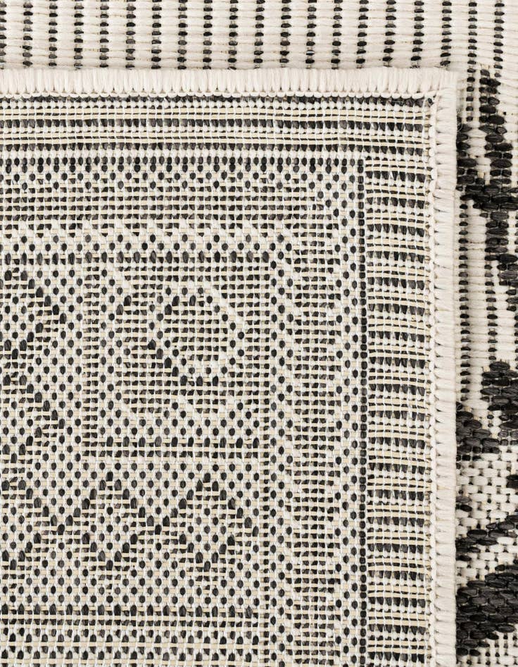 Detail image of 6' x 6' Easy-Clean Traditional Indoor / Outdoor Round Rug