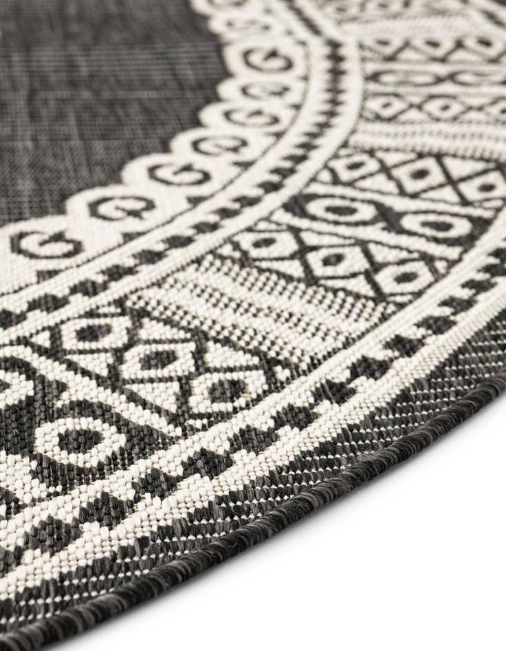 Detail image of 7' 10 x 7' 10  Washable Traditional Indoor / Outdoor Round Rug