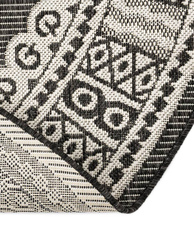 Detail image of 7' 10 x 7' 10  Washable Traditional Indoor / Outdoor Round Rug