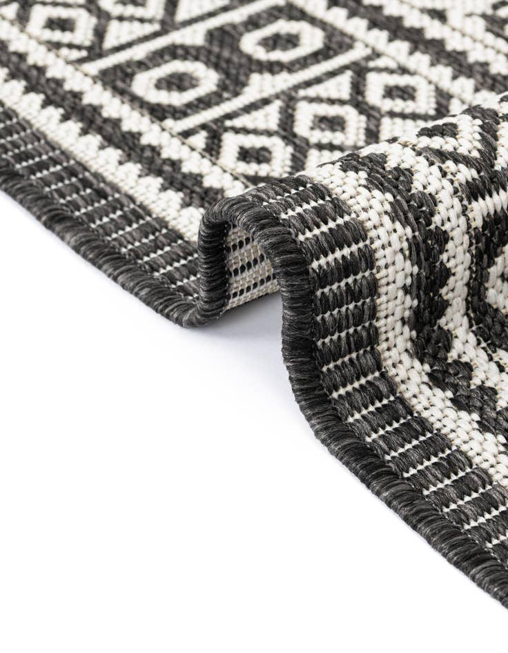 Detail image of 7' 10 x 7' 10  Washable Traditional Indoor / Outdoor Round Rug