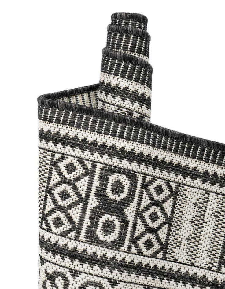 Detail image of 7' 10 x 7' 10  Washable Traditional Indoor / Outdoor Round Rug