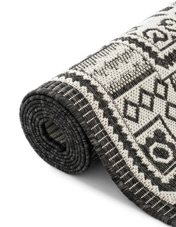 Detail image of 7' 10 x 7' 10  Washable Traditional Indoor / Outdoor Round Rug